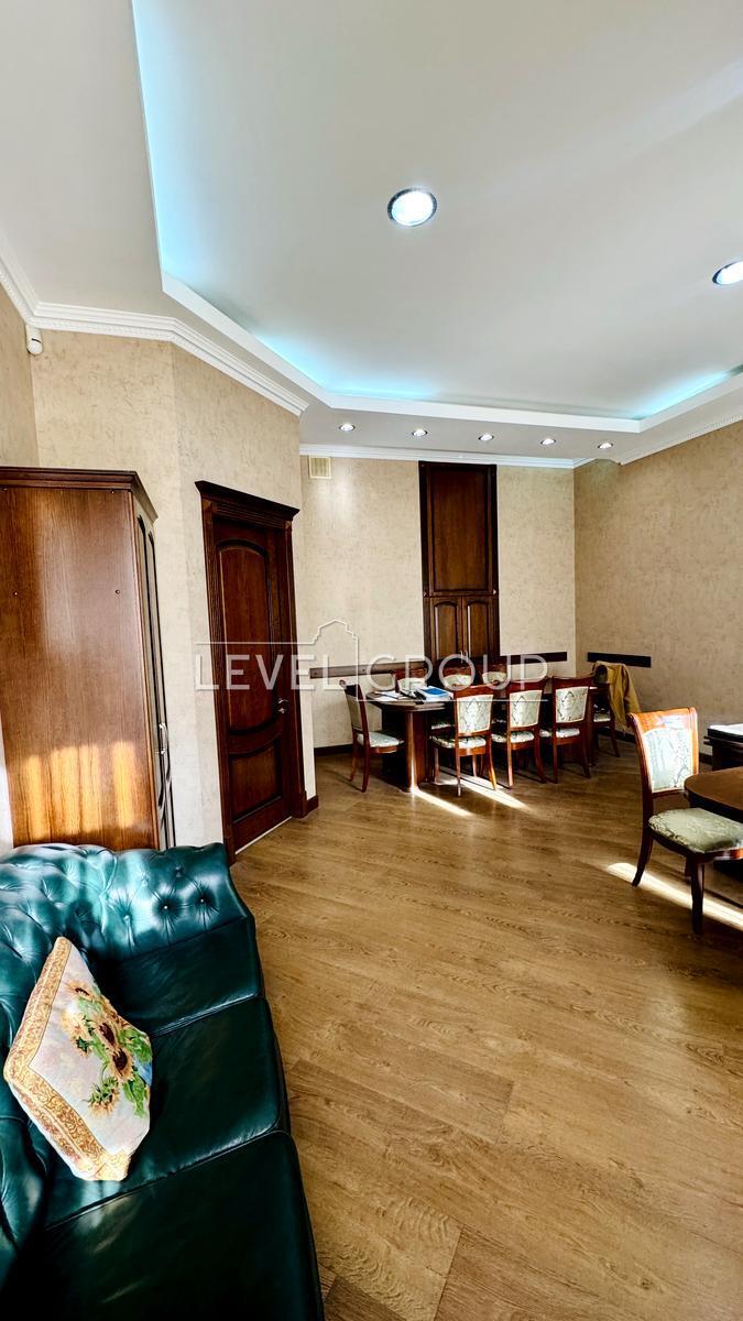 Велика Васильківська вул. (Червоноармійська), 33