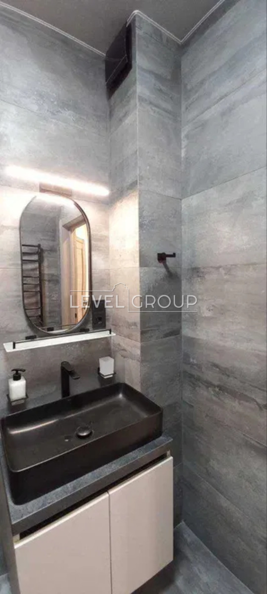 Beresteyskyi Ave. (Poles)