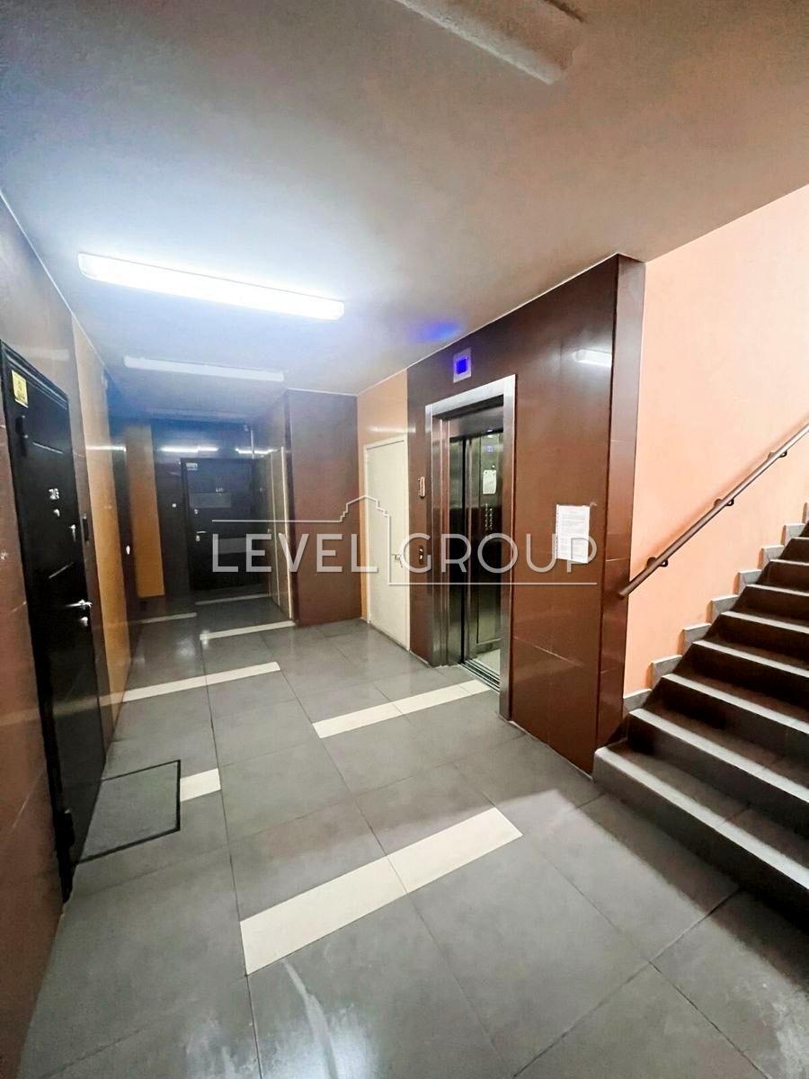 Регенераторна вул., 4