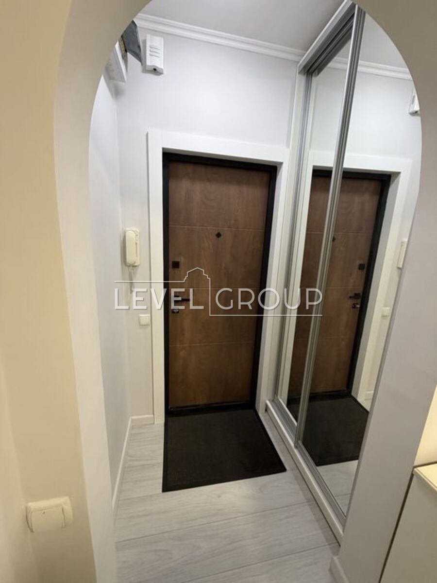 Хорольська вул., 8/4