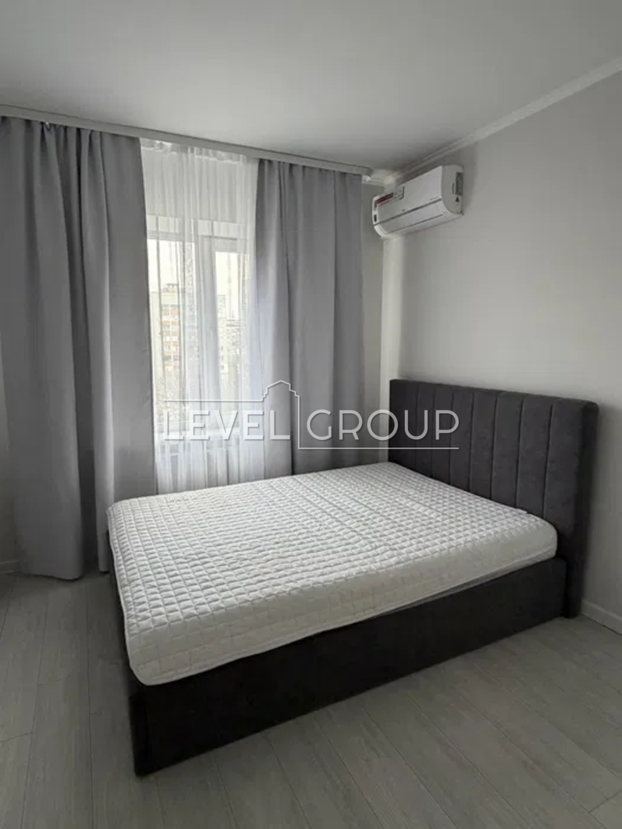 Хорольська вул., 8/4