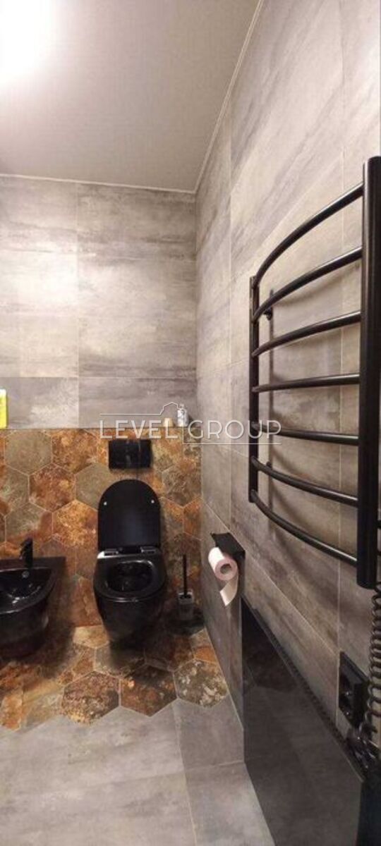 Beresteyskyi Ave. (Poles)