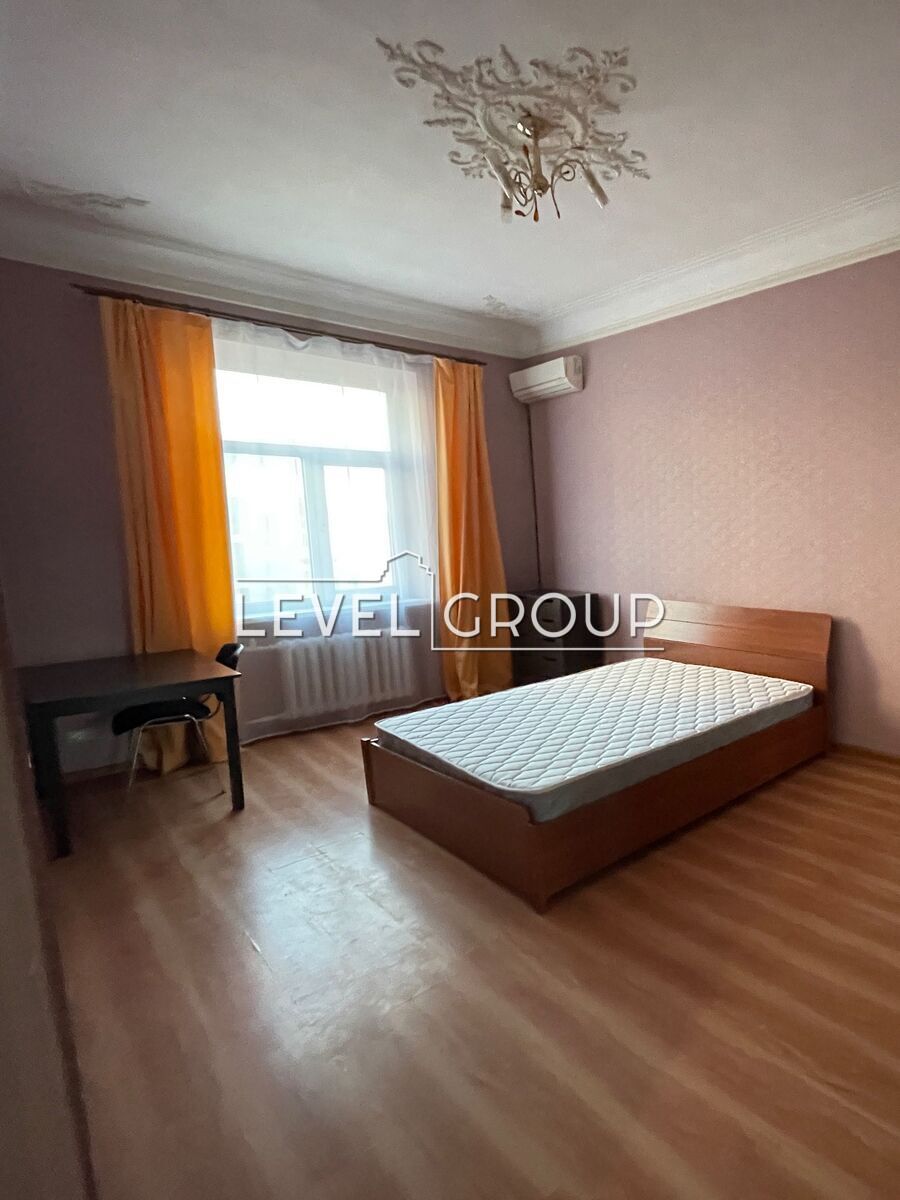 Тараса Шевченка бульв., 58