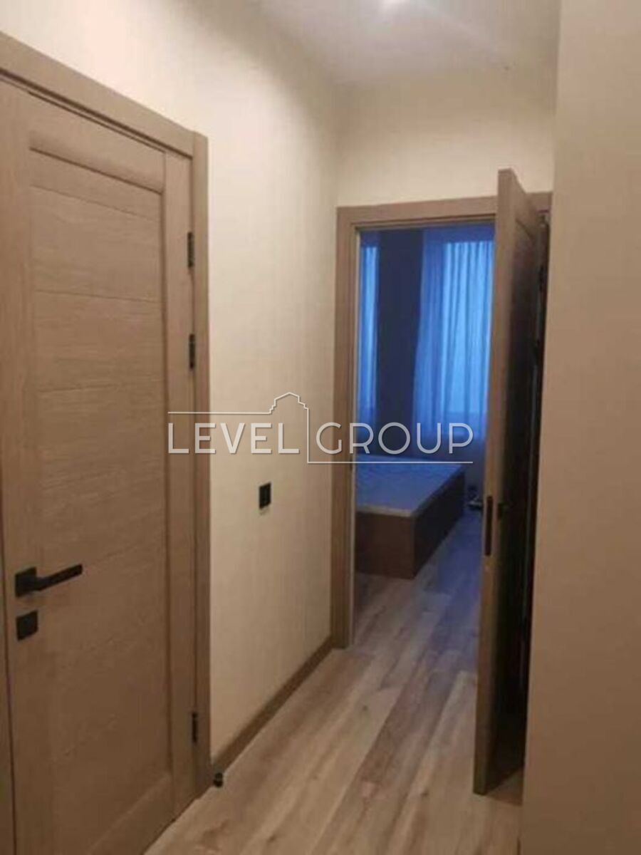 Beresteyskyi Ave. (Poles)