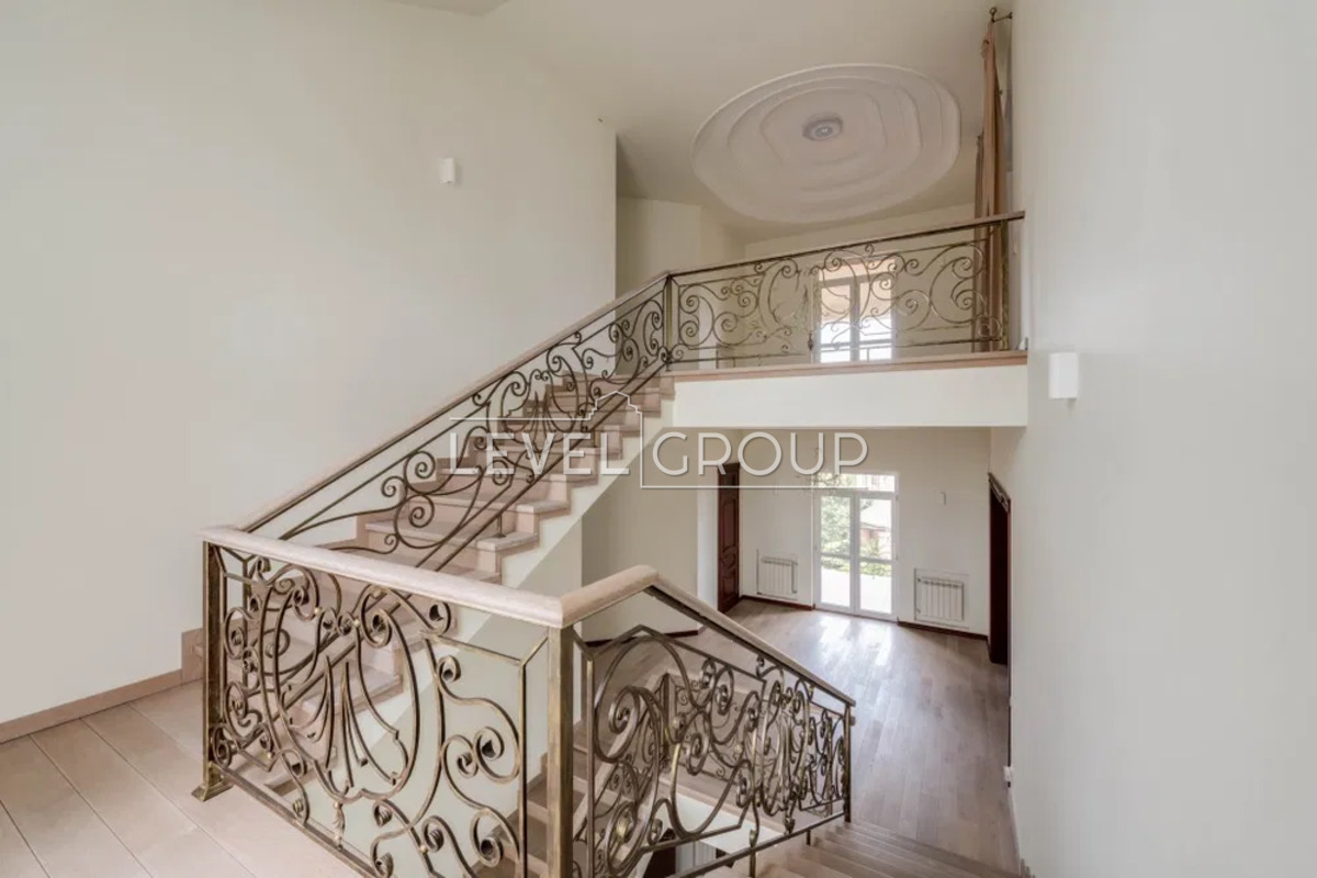 Дніпровська, 10