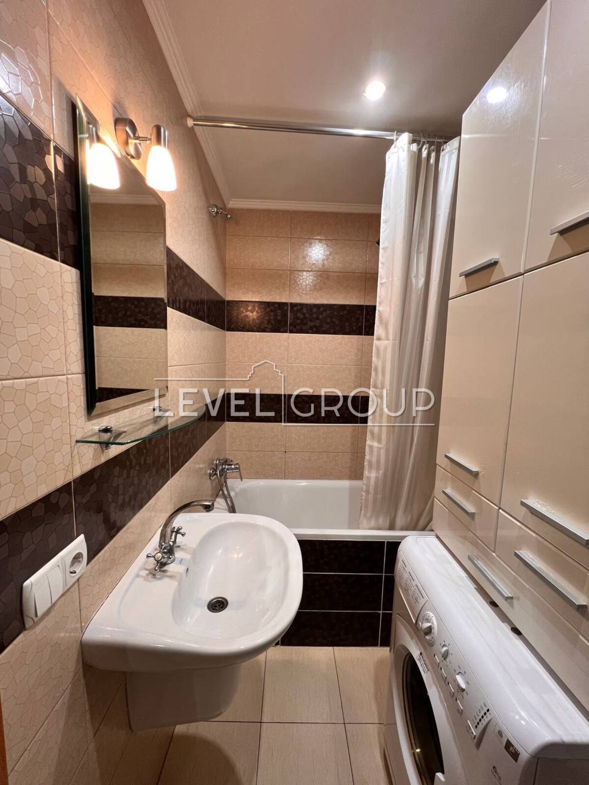 John McCain St. (Ivana Kudry), 30