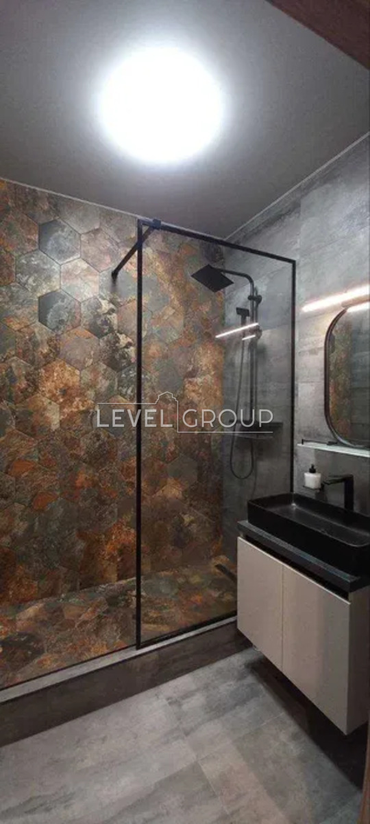 Beresteyskyi Ave. (Poles)