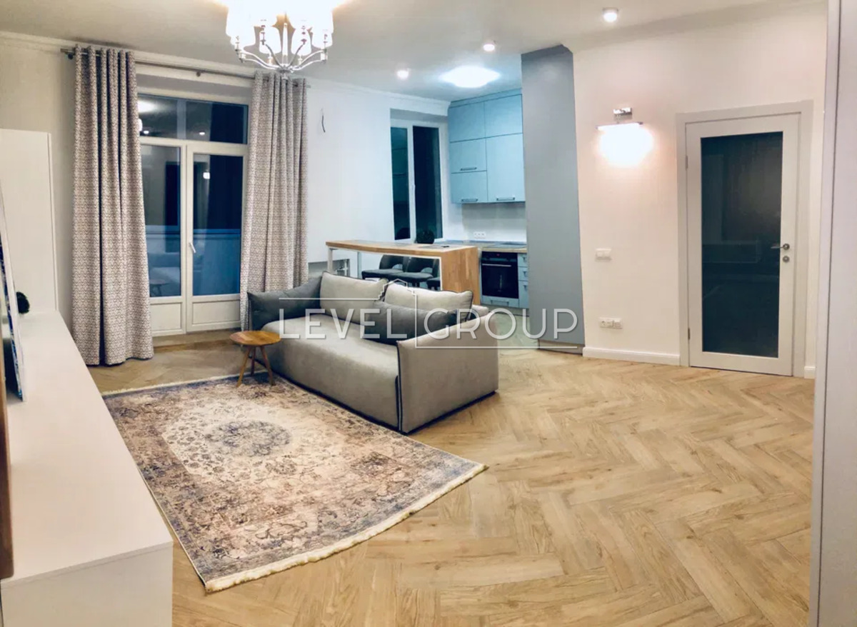 Інститутська вул., 18