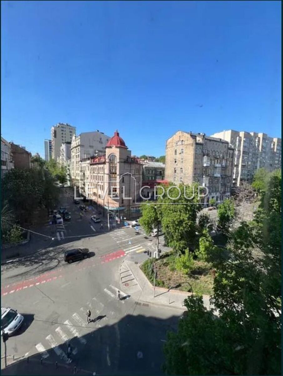 Богдана Хмельницького вул., 63
