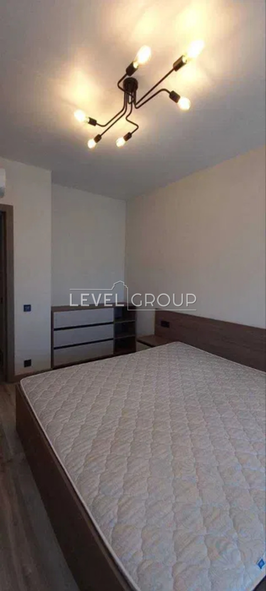 Beresteyskyi Ave. (Poles)