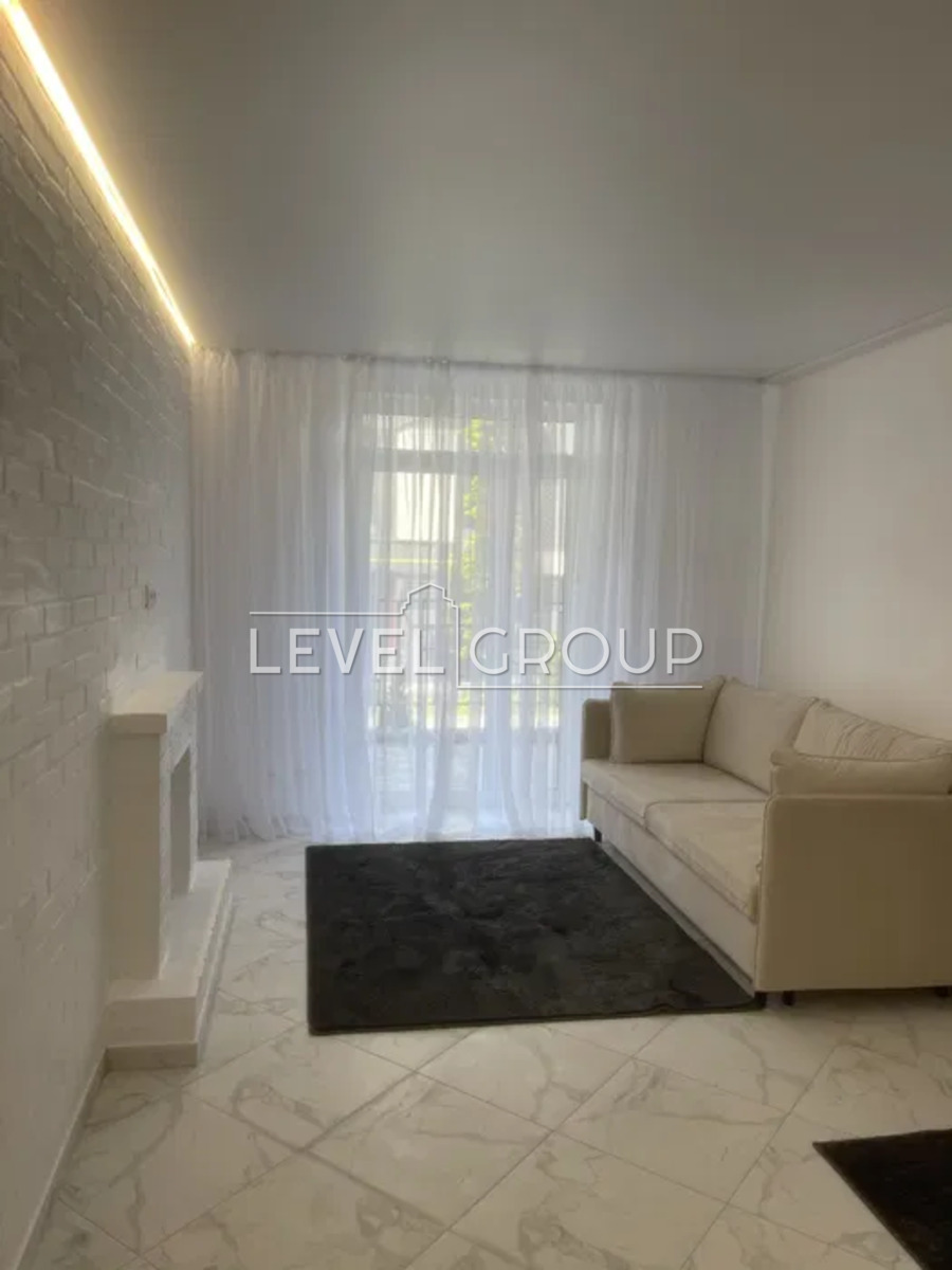 Грушевського, 12