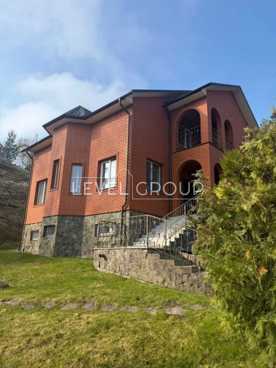 Центральна, 24