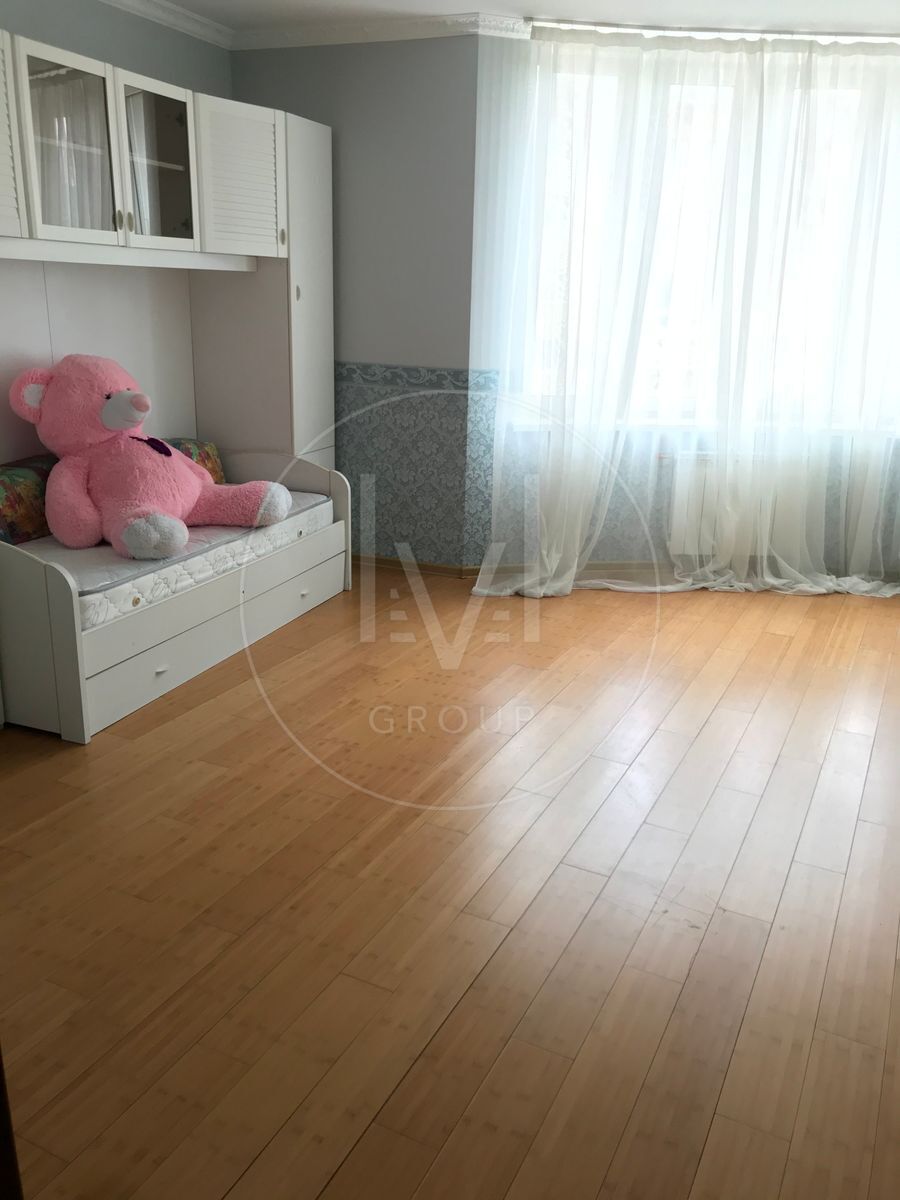 Dniprovska naberezhna, 23