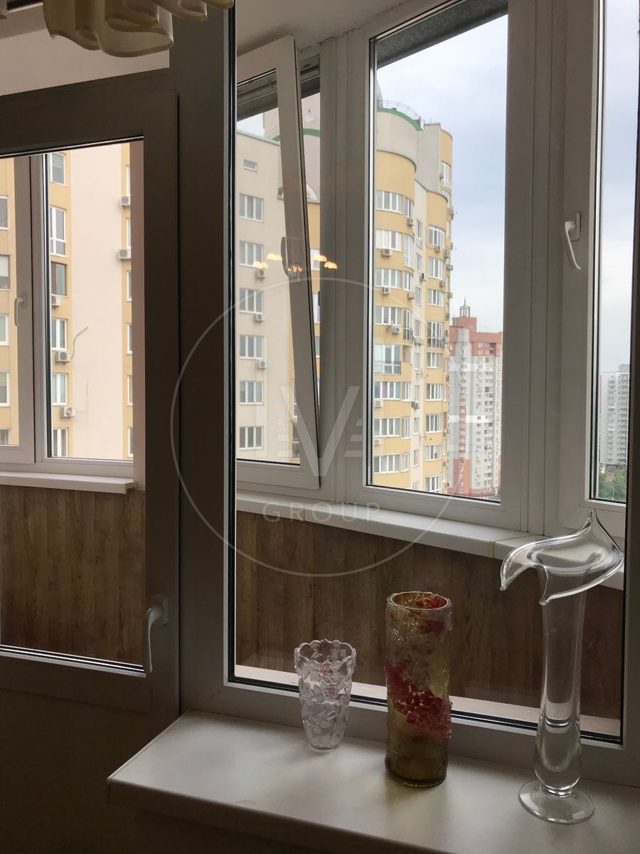 Dniprovska naberezhna, 23