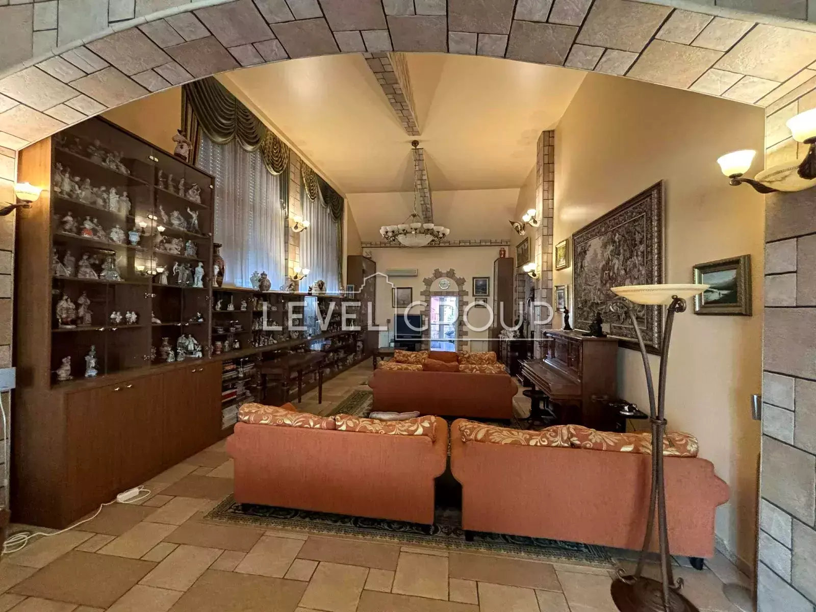 Мистецька вул., 7