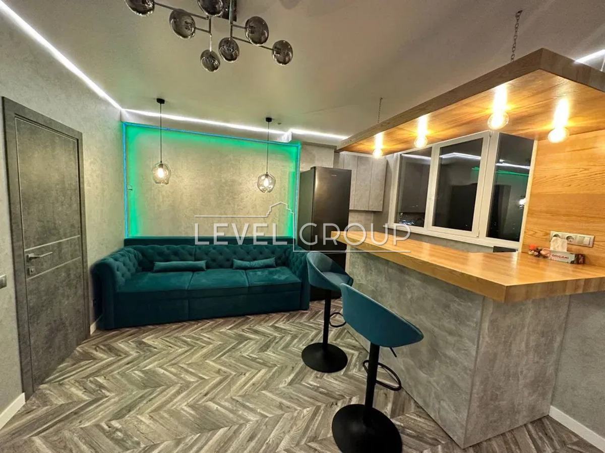 Mykola Bazhan Avenue, 16