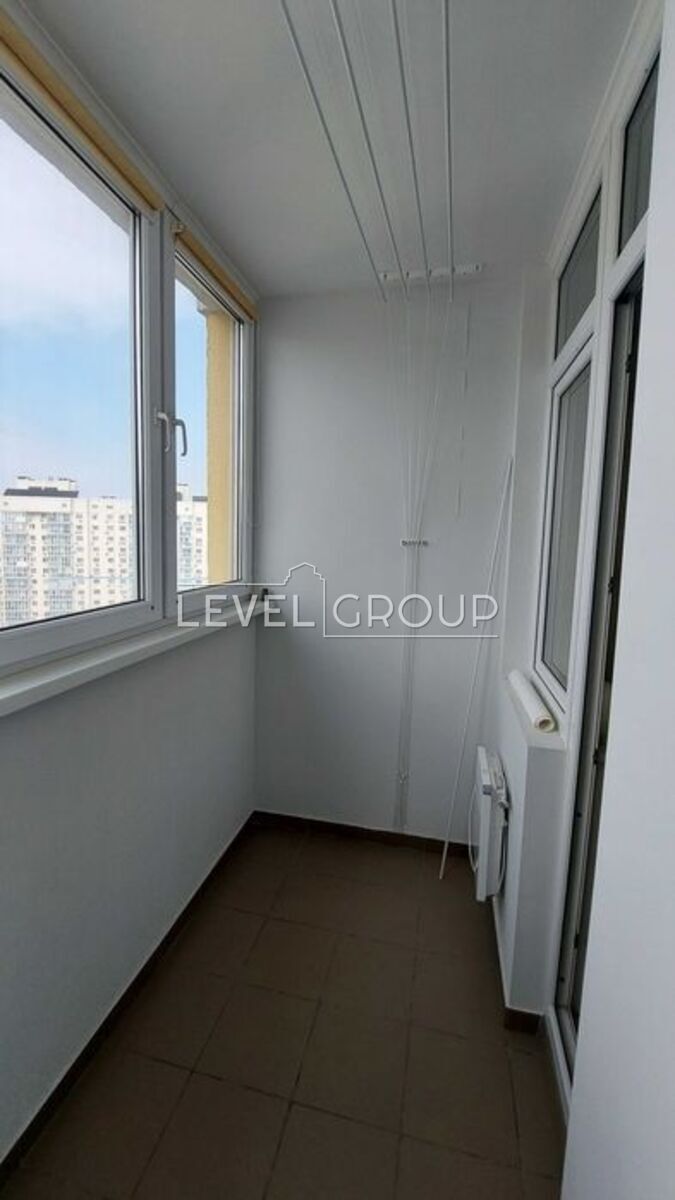 Воскресенська вул., 14е