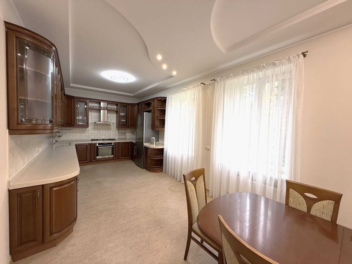 Київська, 12