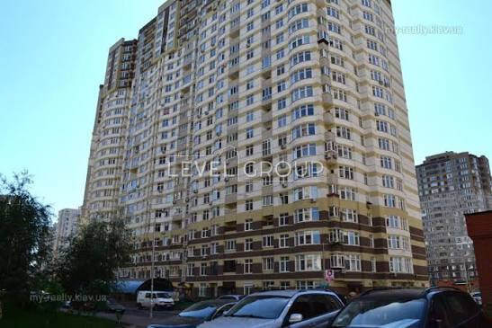 Анни Ахматової вул., 22