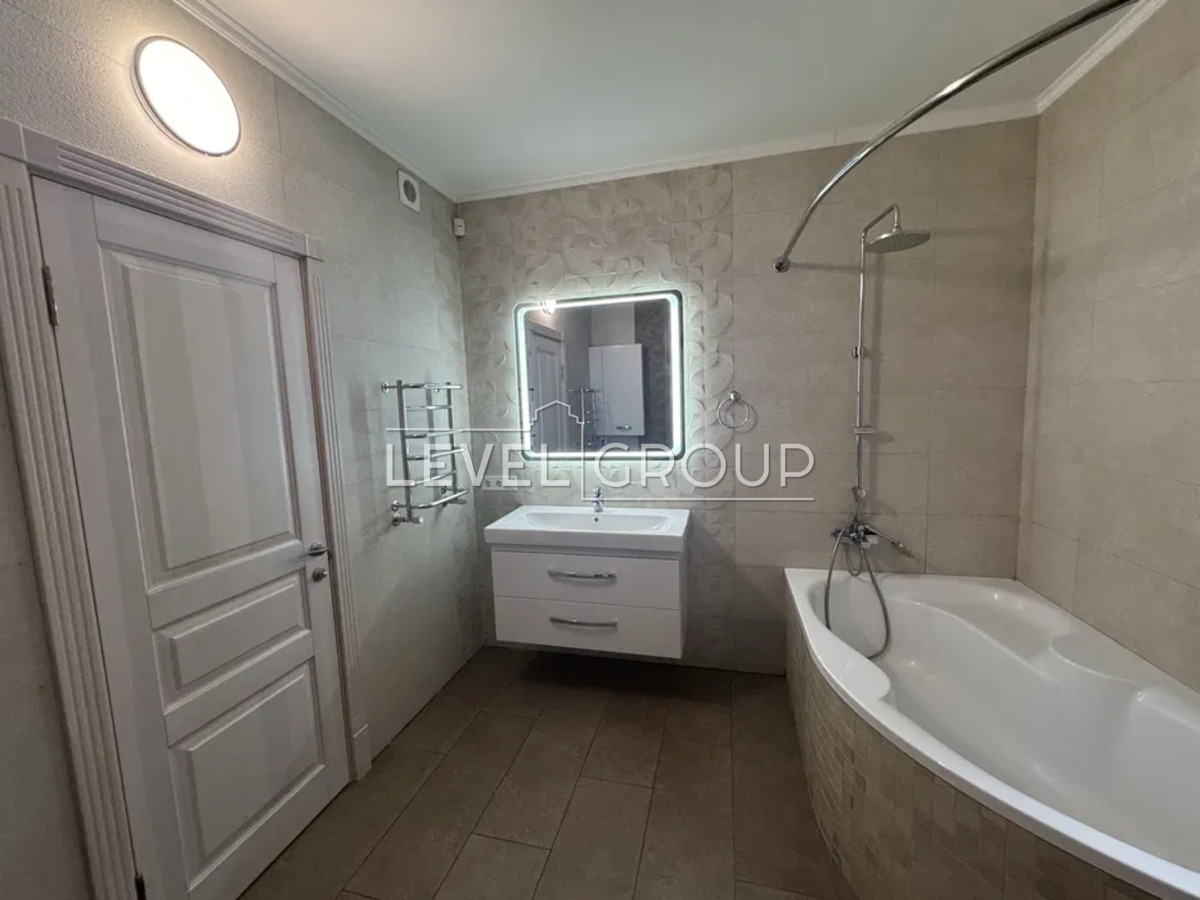 B. Khmelnytskyi St., 30