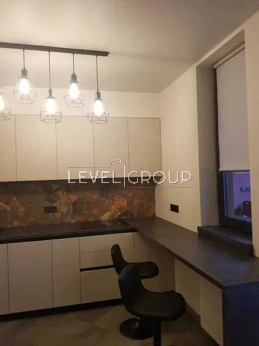 Beresteyskyi Ave. (Poles)