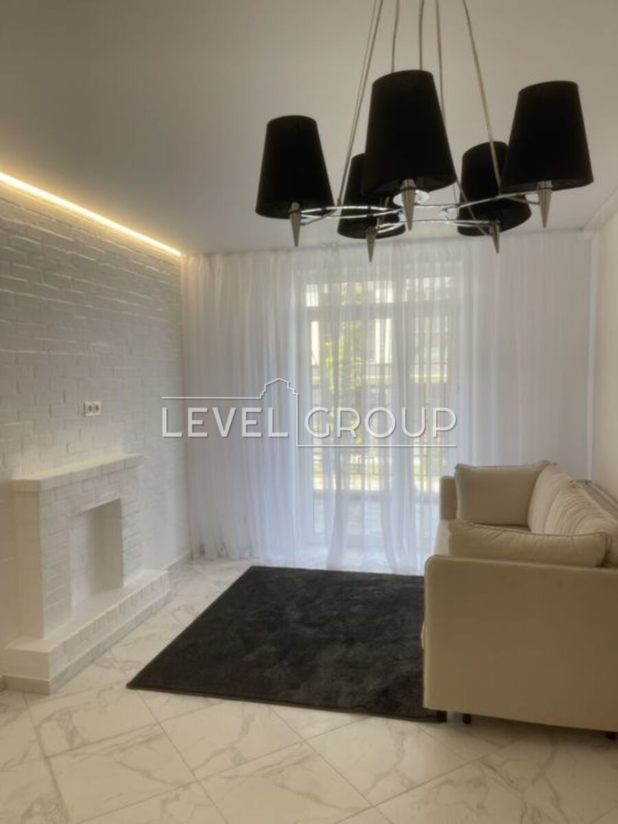 Грушевського, 12