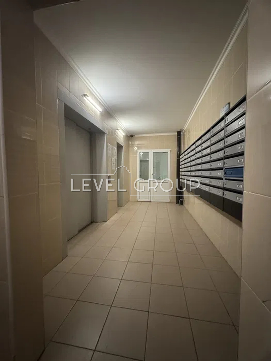 Mykola Bazhan Avenue, 36