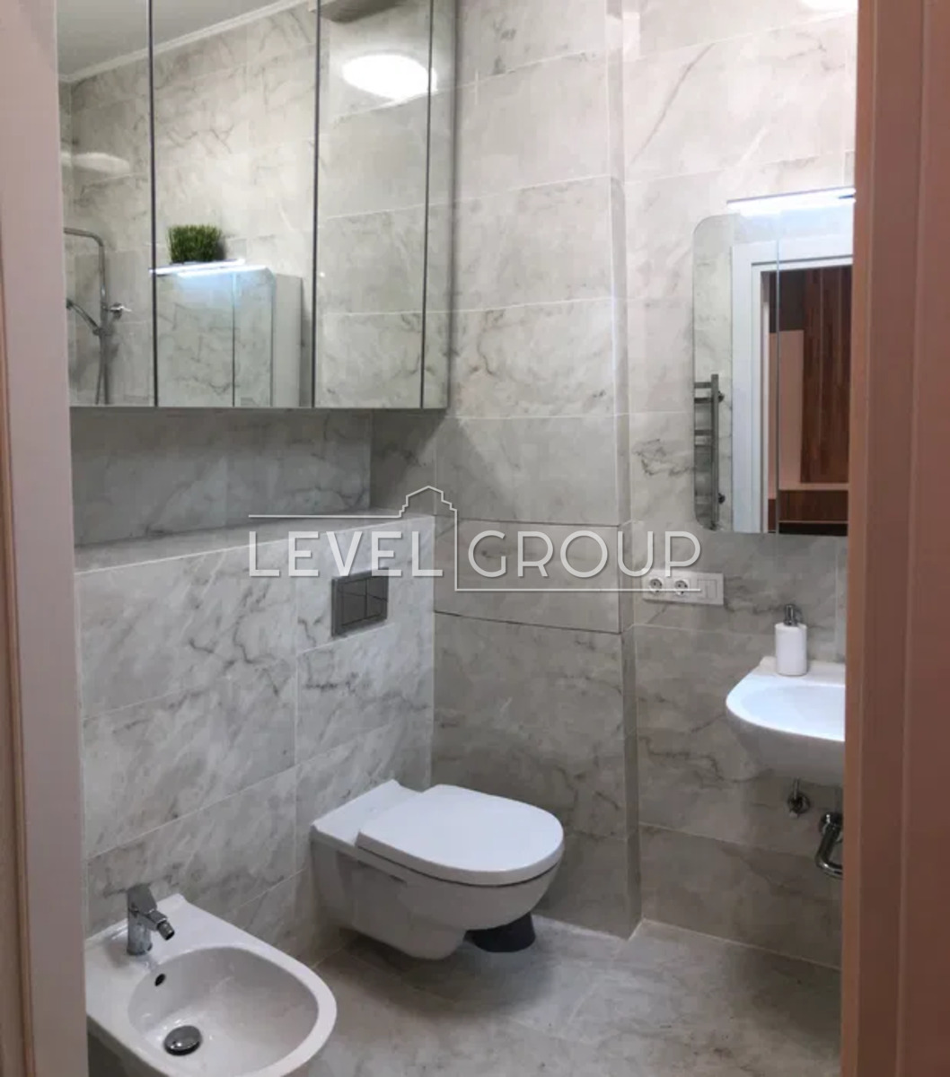 Інститутська вул., 18