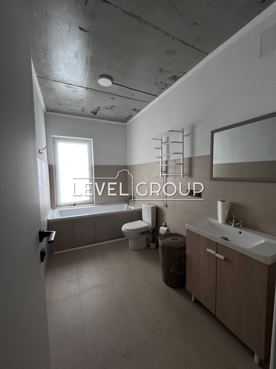 3-тя Будівельників вул., 1