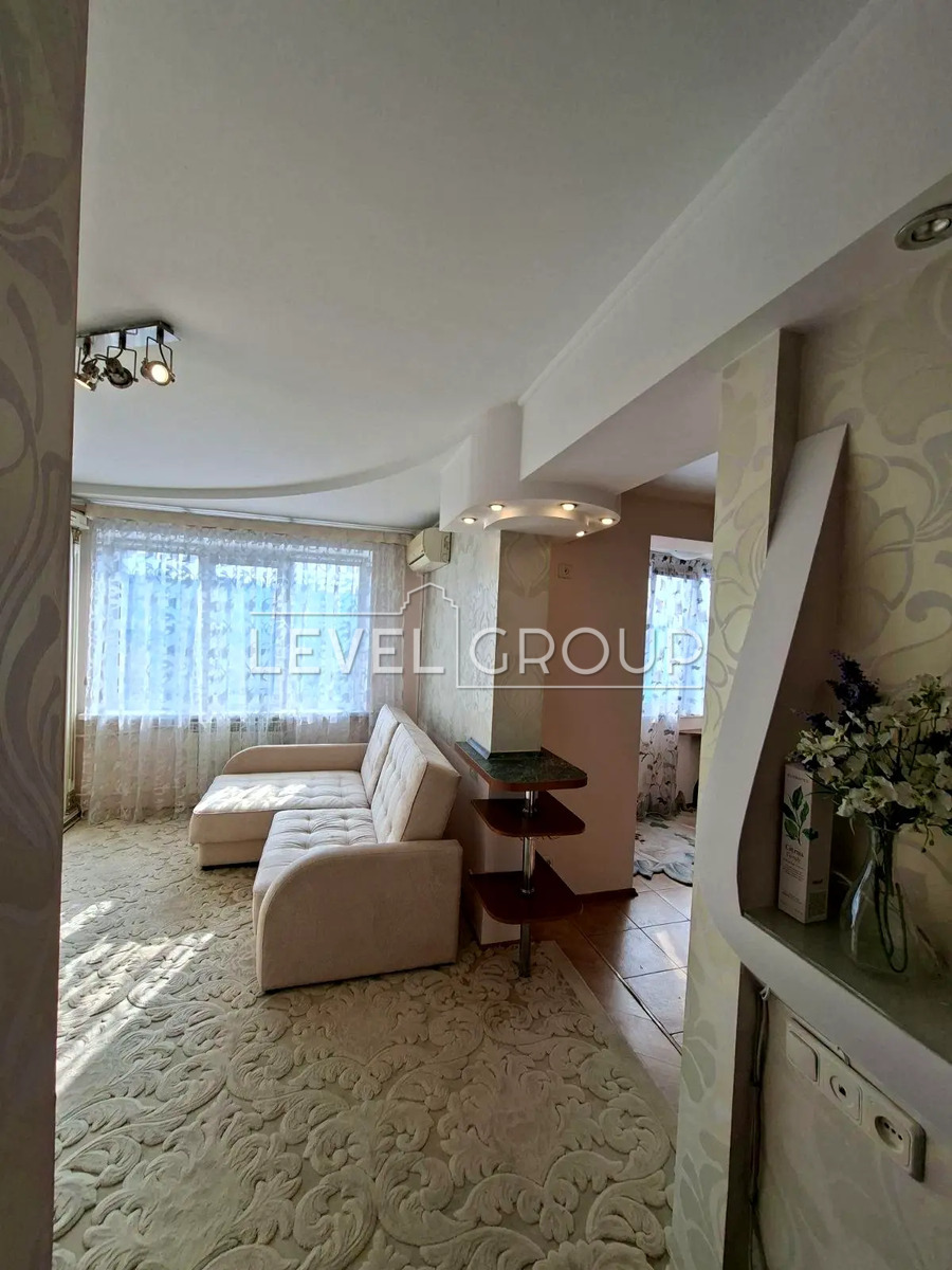 Obolonskyi Avenue, 13