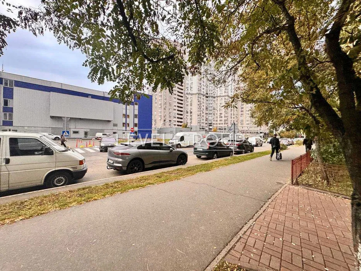 Срібнокільська вул., 22