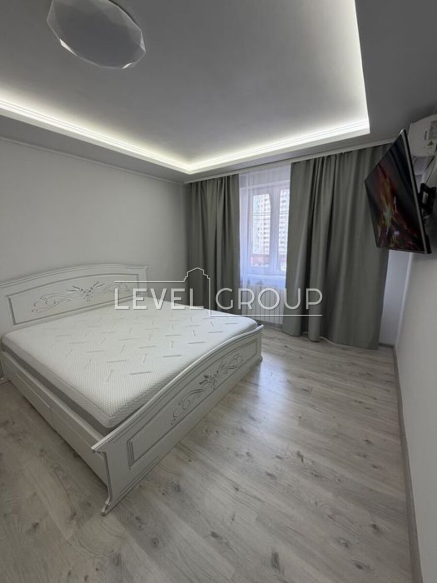 Хорольська вул., 8/4