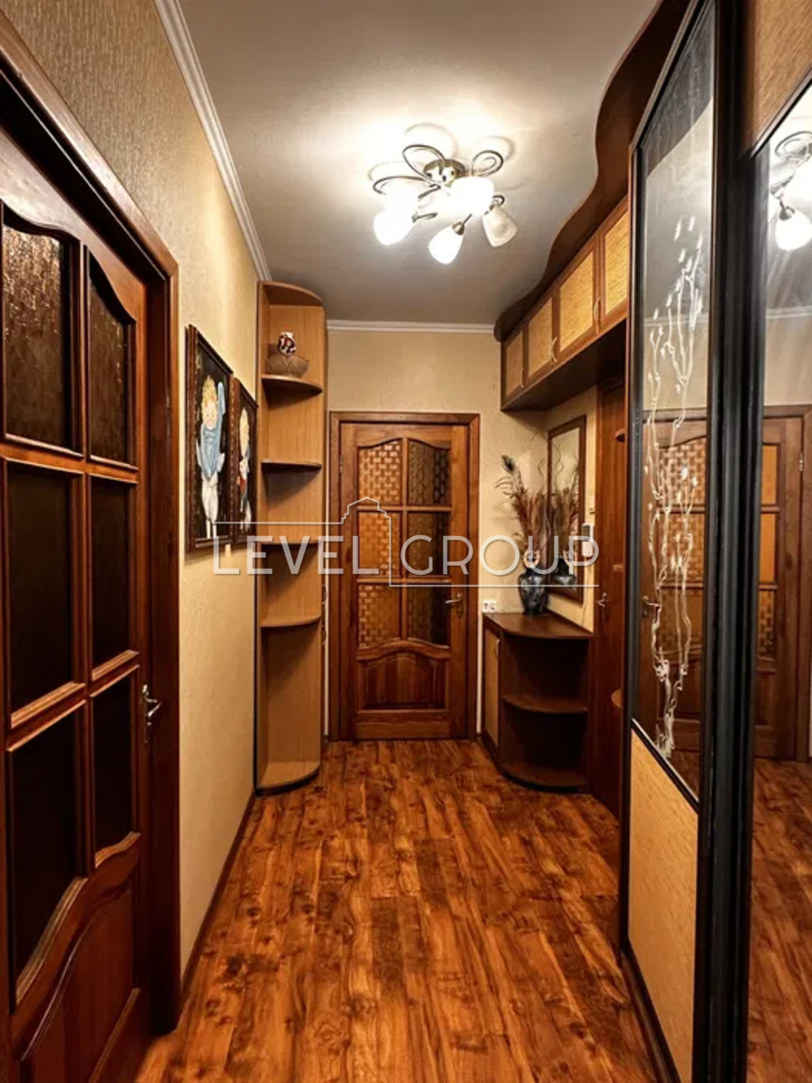 Дмитра Луценка вул., 5