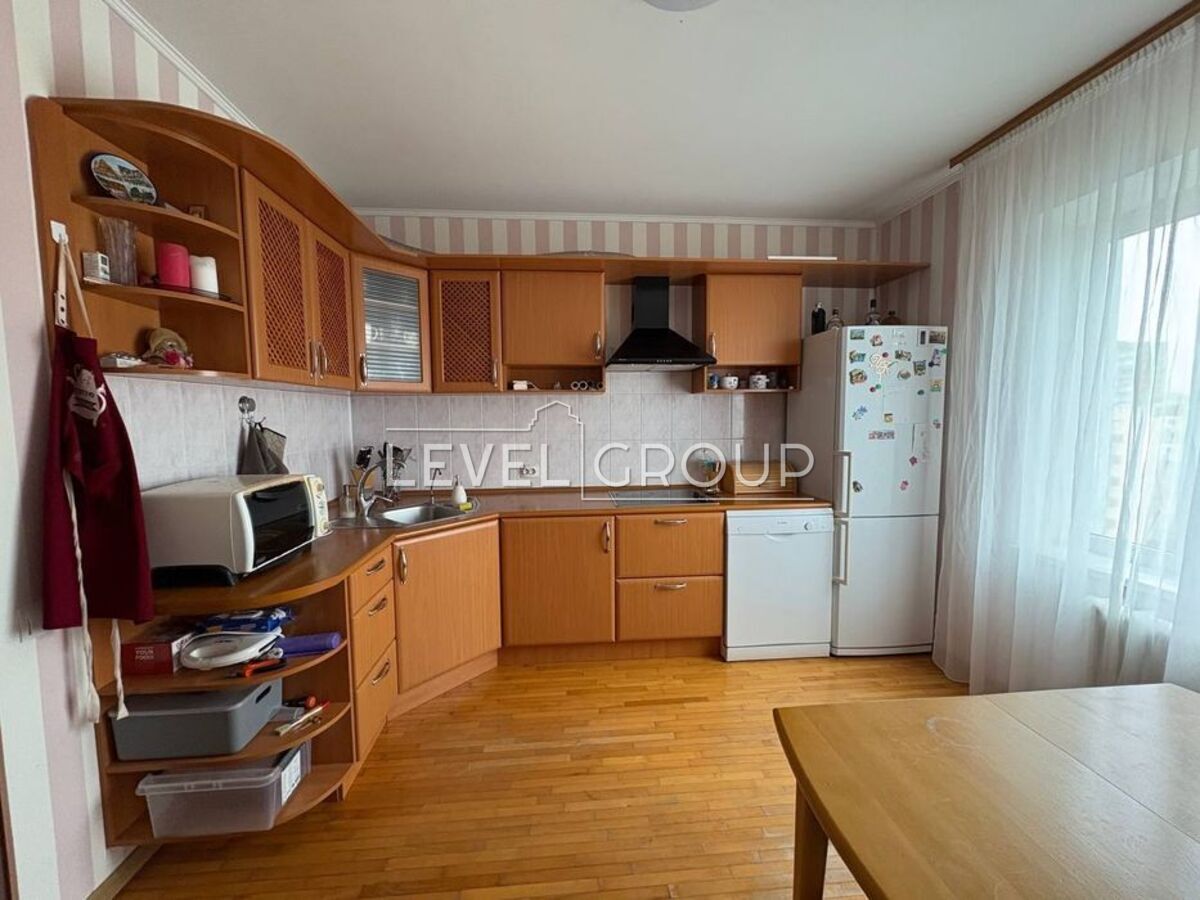 Drahomanova St., 8