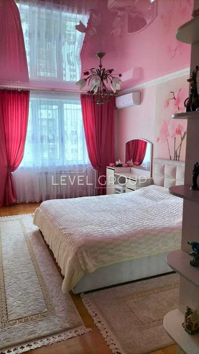 Пантелеймона Куліша пл. (Анатолія Луначарського), 17