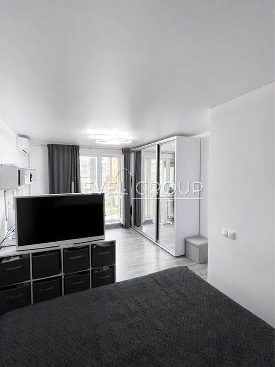 Dmytra Pavlychka Avenue, 10