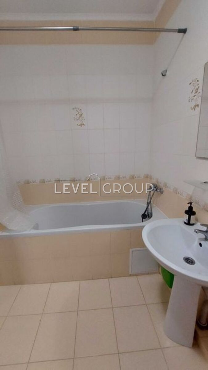 Воскресенська вул., 14е