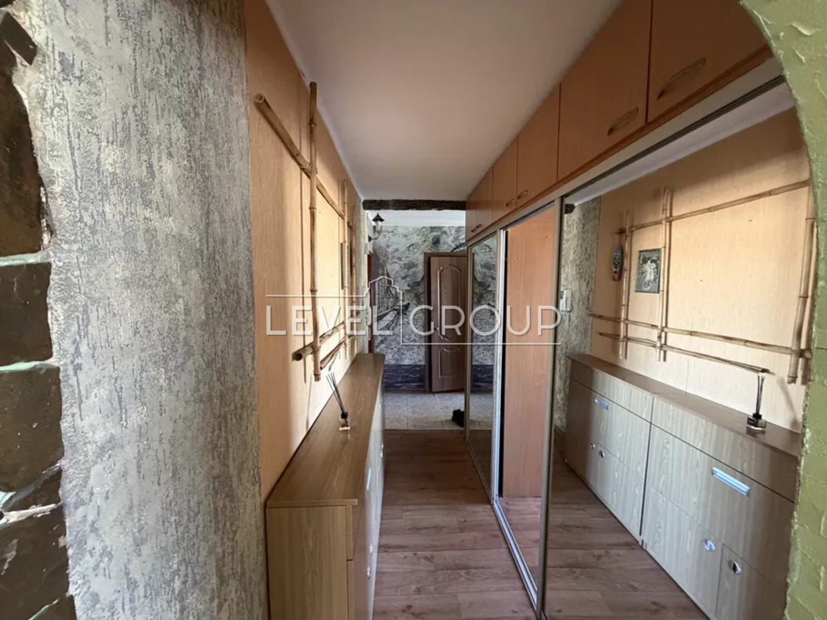 Академіка Булаховського вул., 30б
