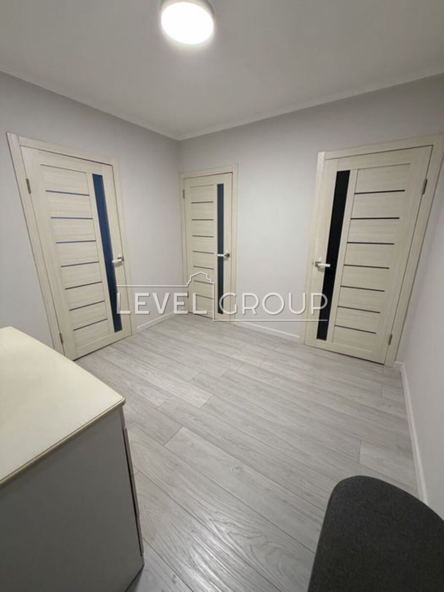 Хорольська вул., 8/4