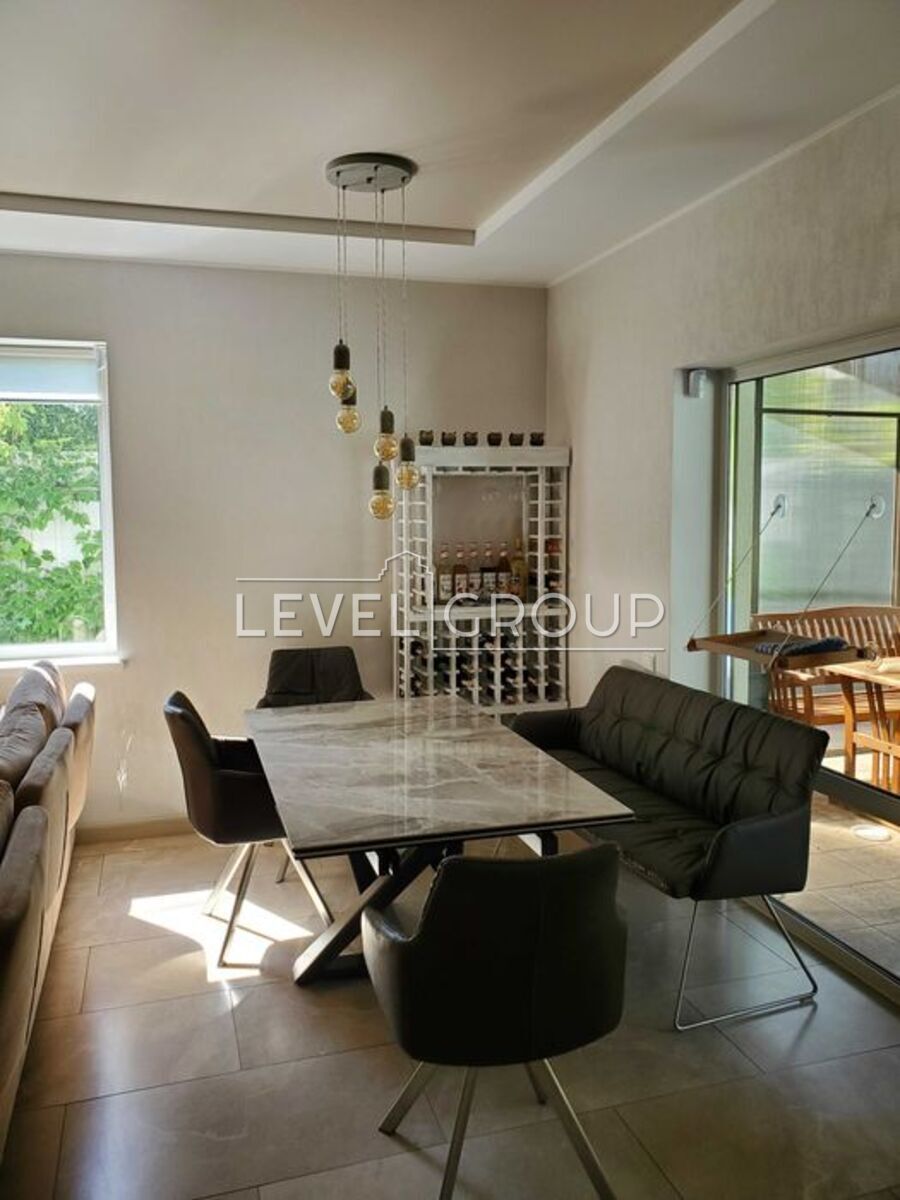 Revolutions Lane, 2m