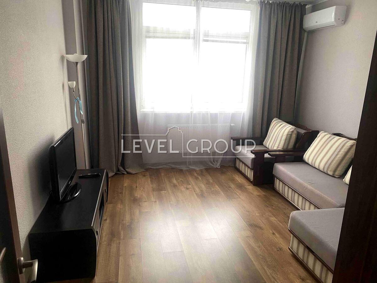 Воскресенська вул., 14д