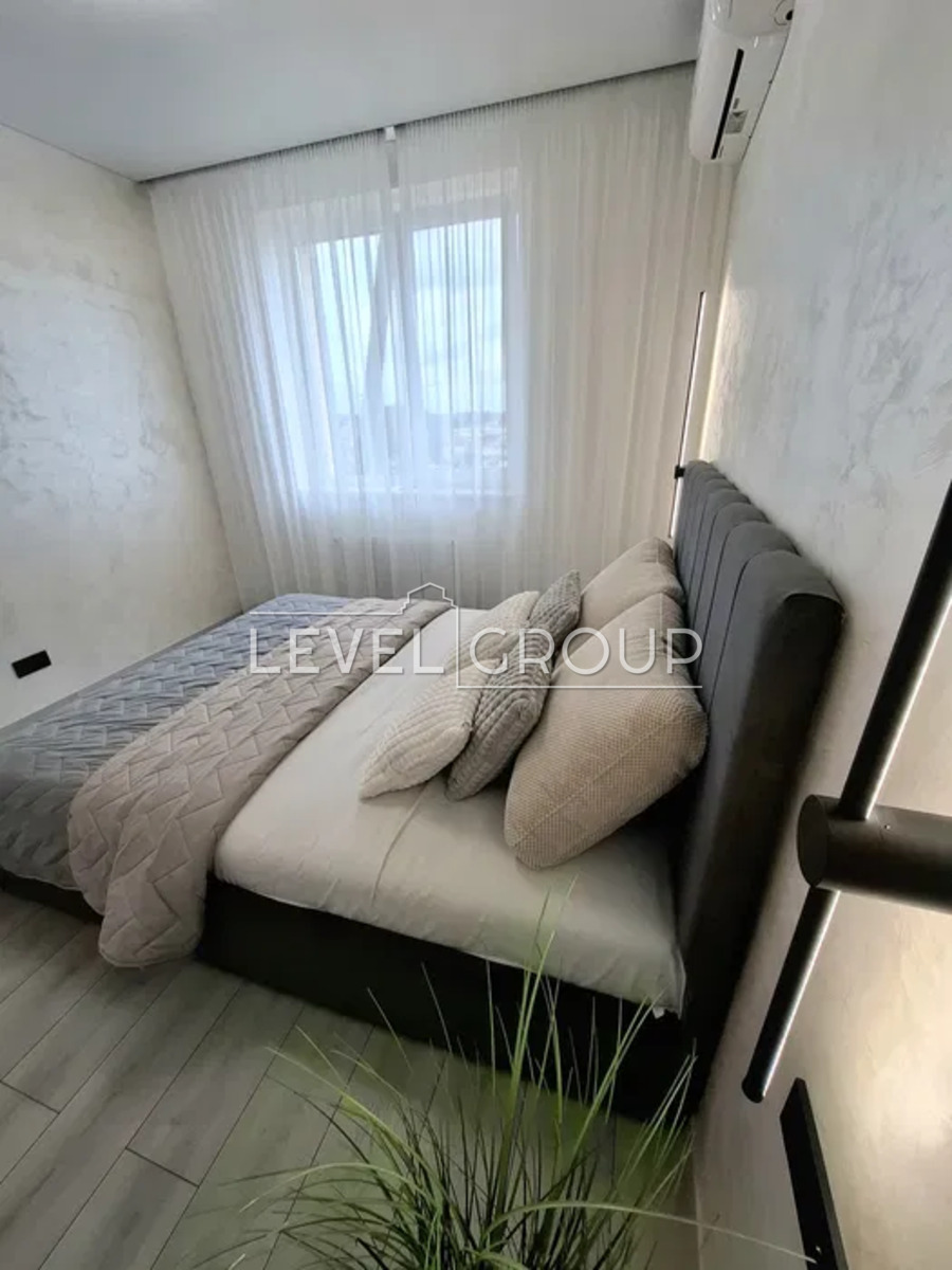 Святошинська, 56