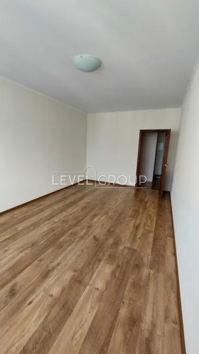 Воскресенська вул., 14е