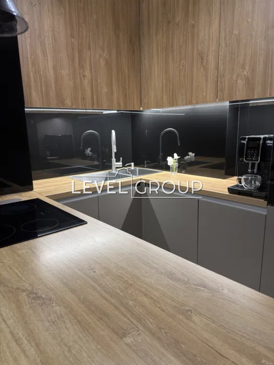 вул. Першотравнева, 24 в