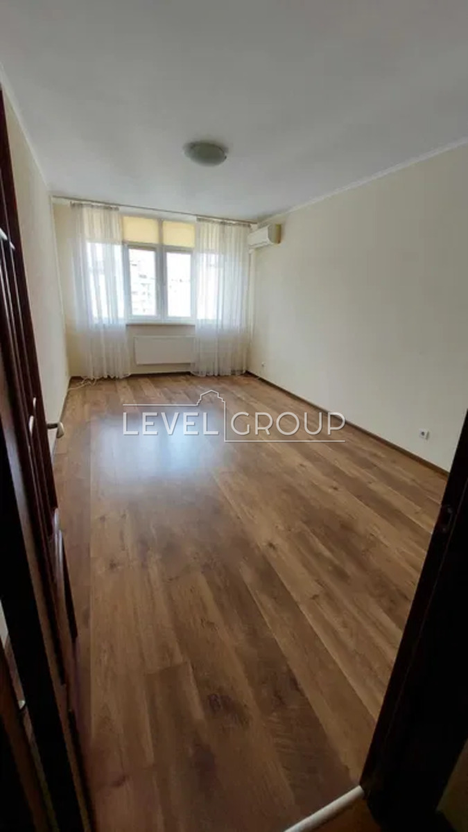 Воскресенська вул., 14е