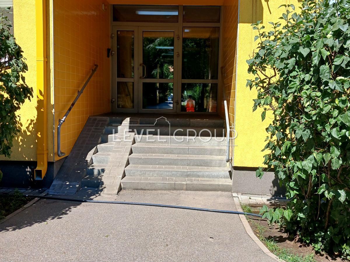 Регенераторна вул., 4