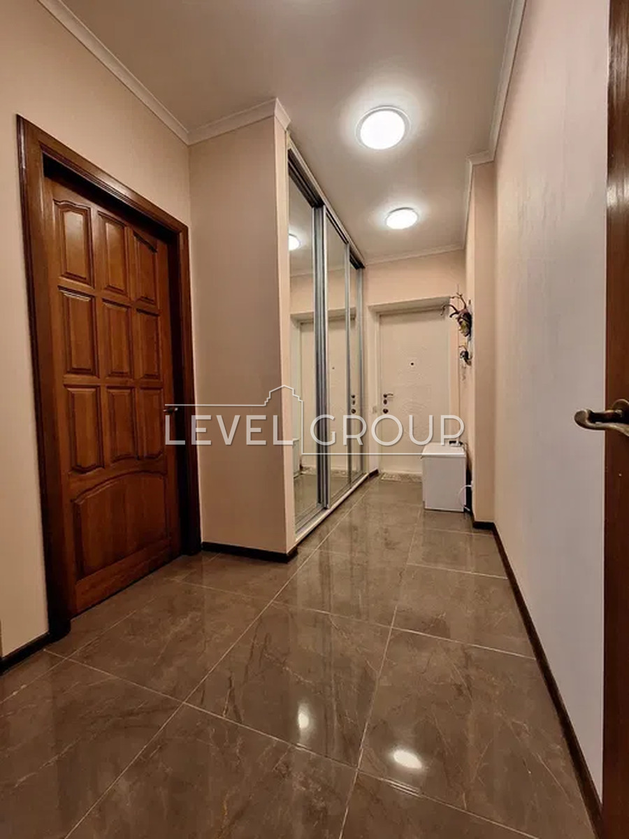John McCain St. (Ivana Kudry), 20