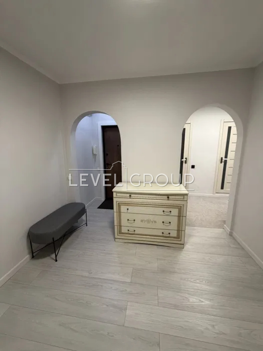 Хорольська вул., 8/4