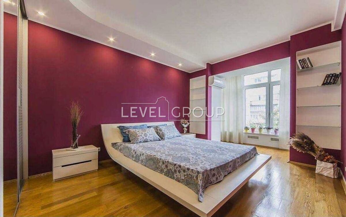 Велика Васильківська вул. (Червоноармійська), 112