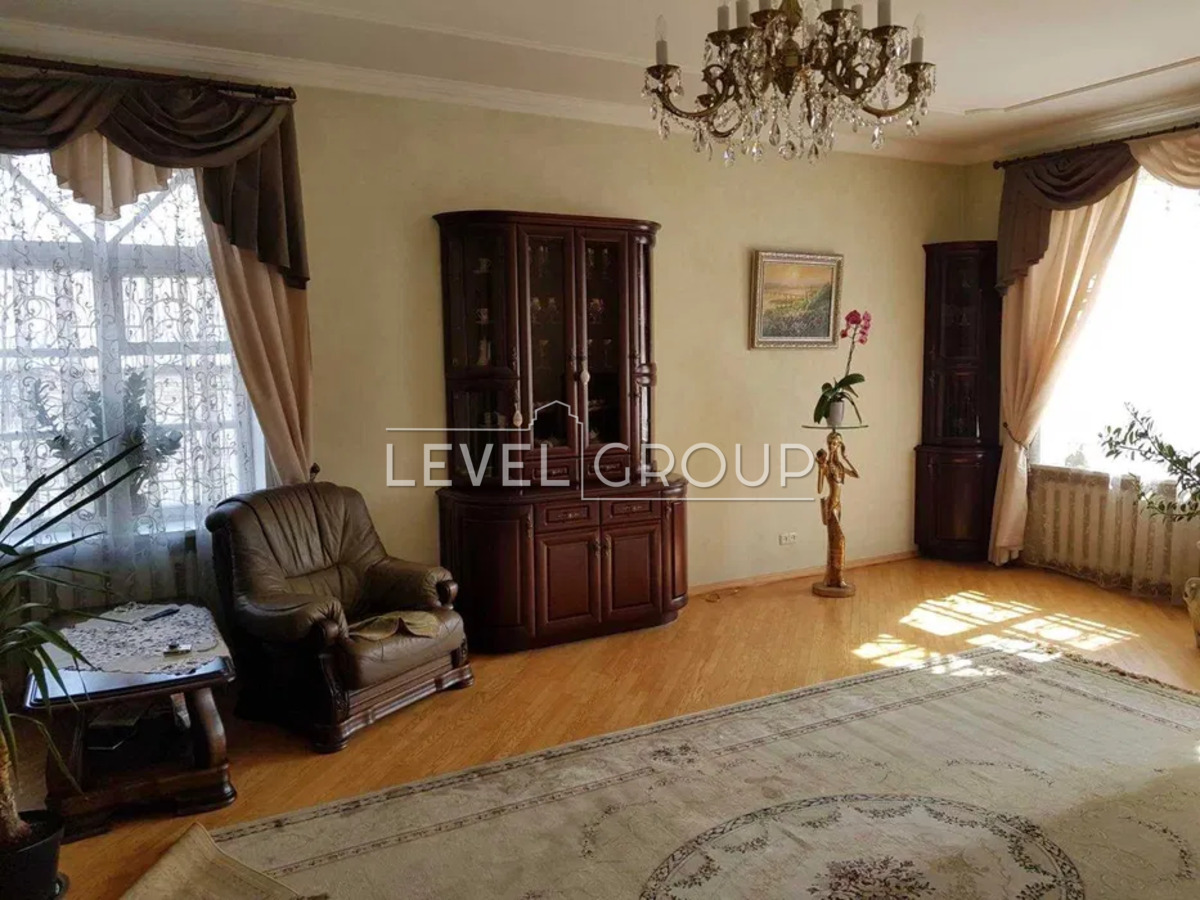 Жовтнева вул., 22